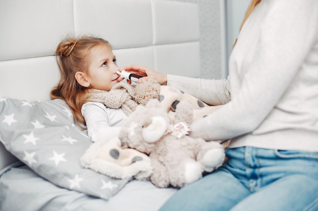 Mãe, com, dela, illnes, filha, em, um, quarto Foto gratuita