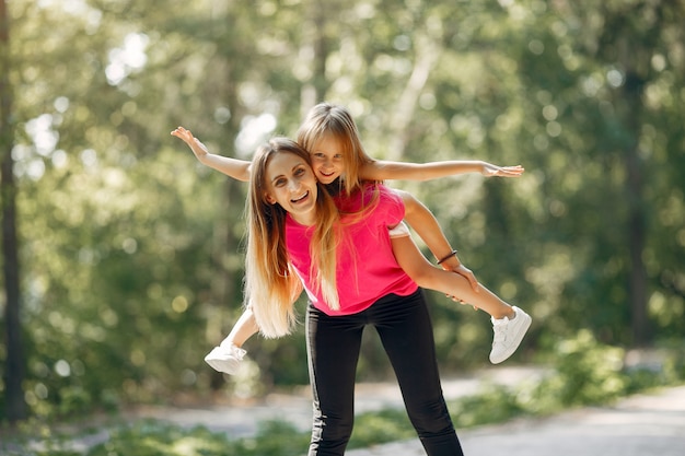 Mãe com filha brincando em um parque de verão Foto gratuita