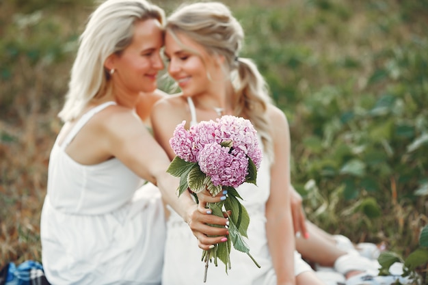 Mãe com filha linda em um campo de outono Foto gratuita