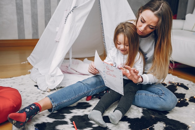 Mãe, com, filha pequena, casa Foto gratuita
