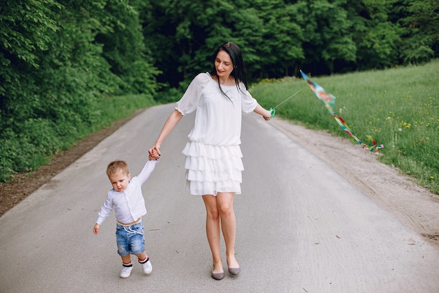 Mãe com filho brincando em um parque de verão Foto gratuita