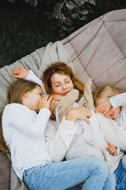 Mãe com filhos se divertindo em uma rede. mãe e filhos em uma rede. Foto gratuita