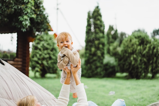 Mãe com filhos se divertindo em uma rede. mãe e filhos em uma rede. Foto gratuita