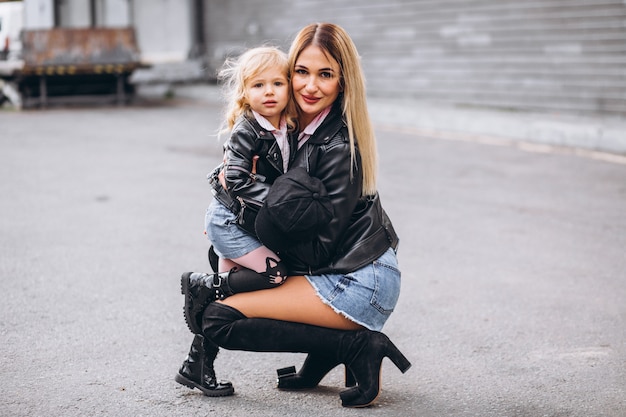 Mãe com sua filha bebê fora da rua Foto gratuita