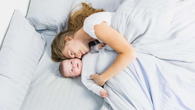 Mãe, dormir, com, dela, bebê Foto gratuita