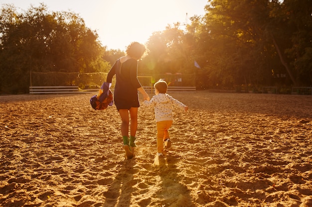 Mãe e filho se divertindo à beira do lago Foto gratuita