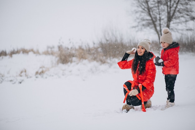 Mãe filha, tocando, em, inverno, parque Foto gratuita