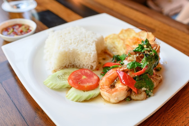 Manjericão frito, chili com camarão, lula com ovo frito e arroz branco Foto Premium