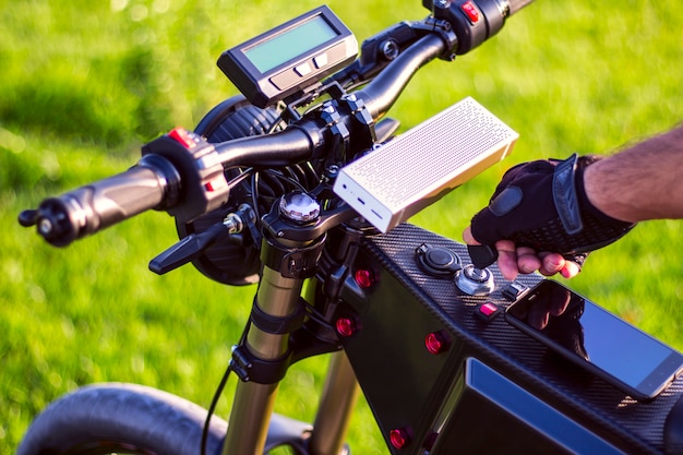 Mão de homem, girando a chave de ignição na ebike Foto gratuita