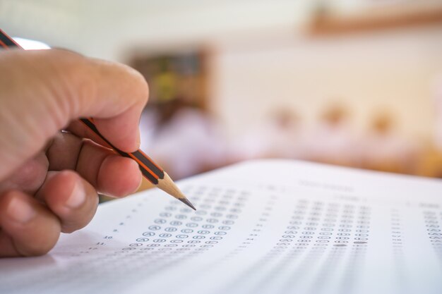 Mãos estudantes, levando, exames, escrita, quarto exame, com, segurando, lápis, ligado, óptico, forma Foto Premium