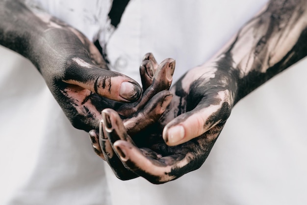 Mãos sujas com óleo de ouro preto poluição eco eco culpa conceito de reciclagem de aquecimento