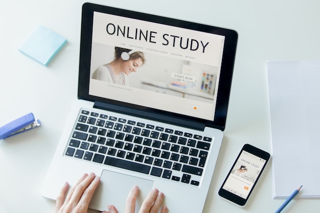 Mãos trabalhando com um laptop, estudo on-line em tela na tela Foto gratuita Mãos trabalhando com um laptop, estudo on-line em tela na tela Foto gratuita