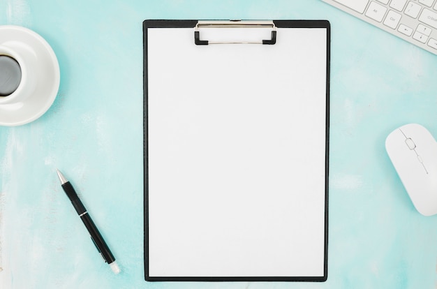 Maquete de papel plana plana no espaço de trabalho Foto gratuita