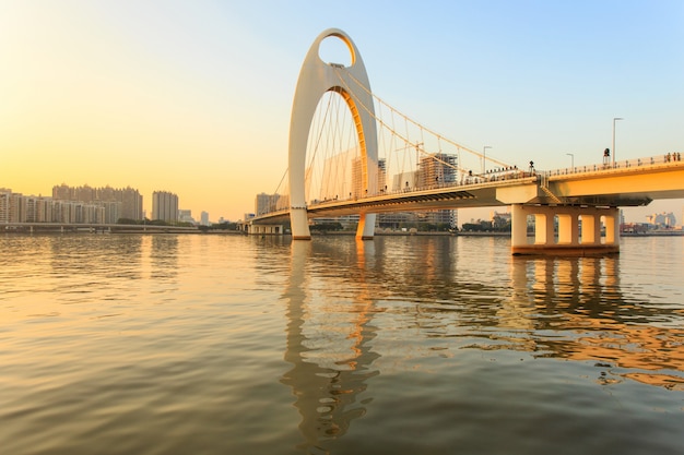 Marco de construção, paisagem urbana da cidade de guangzhou, na hora por do sol, china Foto Premium