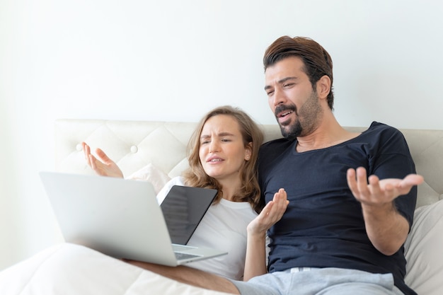 Marido Bonito E Linda Esposa Se Sentem Um Casal Romntico Assistindo