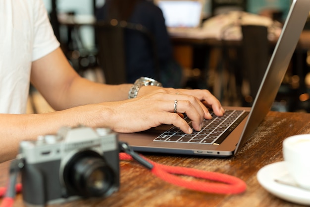 Masculinas Mãos Digitando No Teclado Do Laptop Com A Câmera Na Mesa Foto Premium 1398