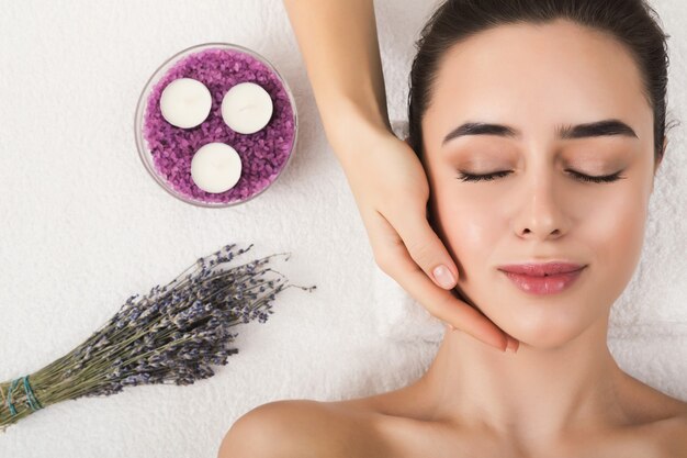 Massagem Facial Conceito De Spa Resort Beleza E Saúde Mulher Bonita Recebendo Tratamento 