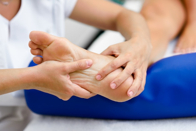 Massagem Médica No Pé Em Um Centro De Fisioterapia Foto Grátis