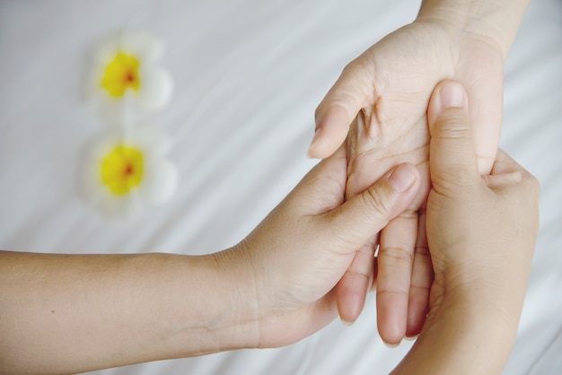 Massagem No Spa Das Mãos Sobre A Cama Branca Limpa As Pessoas Relaxam Com O Serviço De 