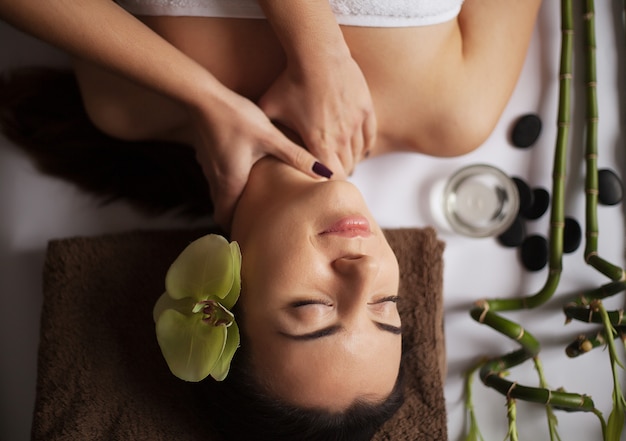 Massagista Fazendo Massagem No Corpo Da Mulher No Sal O Spa Tratamento