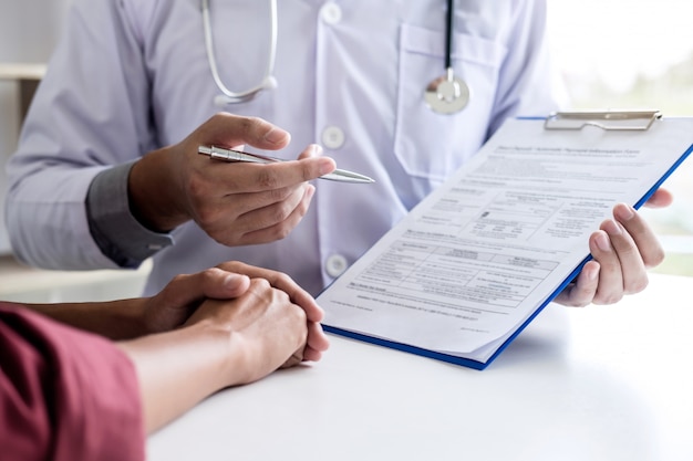 Médico consulta paciente discutindo algo e recomendar métodos de tratamento Foto Premium