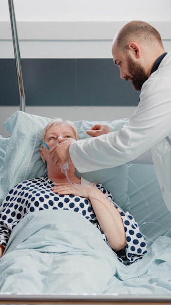 Médico E Enfermeira Ajudando Mulher Doente A Respirar Pesadamente Usando Máscara De Oxigênio 2712