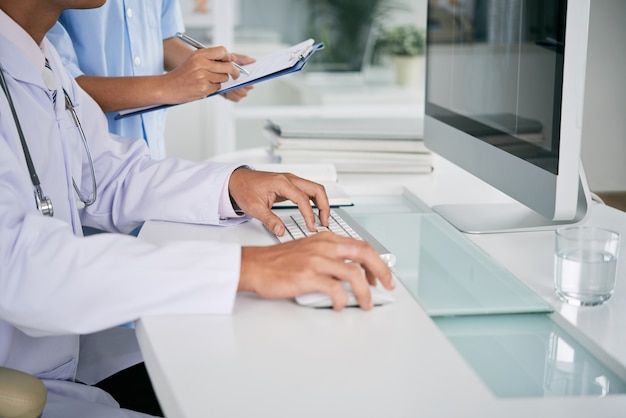Médico trabalhando no computador Foto gratuita
