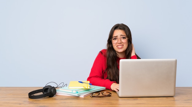 Menina adolescente estudante estudando em uma mesa com dúvidas Foto Premium