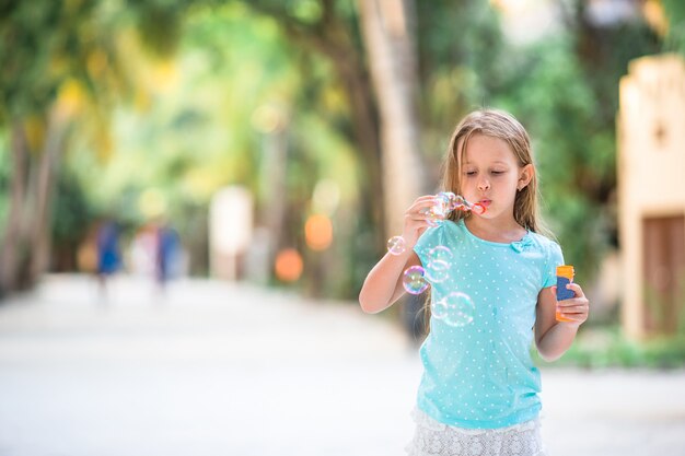 Menina Adorável Fazendo Bolhas De Sabão Durante As Férias De Verão ...