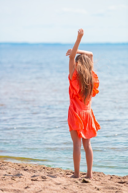 Menina Ador Vel Na Praia Durante As F Rias De Ver O Foto Premium