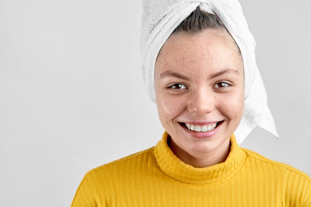 Menina após o spa na toalha branca com problema do período da puberdade da pele do problema da acne Foto Premium