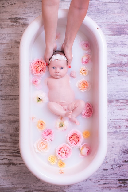 Menina Beb Tomando Banho De Leite Com Flores Rosas Foto Premium