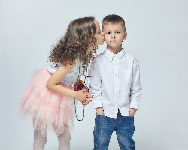 Menina Beija Menino Foto Premium