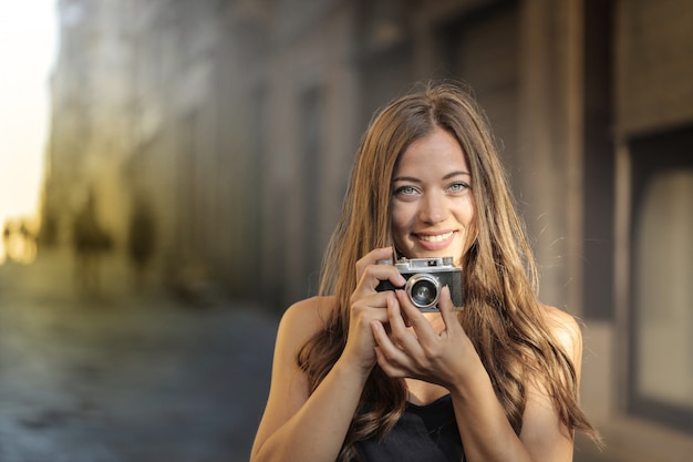 Menina bonita com uma câmera Foto Premium
