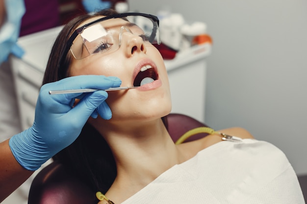 Menina bonita em um dentista | Foto Grátis