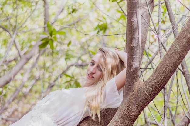 Menina bonita pensa ao ar livre Foto gratuita Menina bonita pensa ao ar livre Foto gratuita