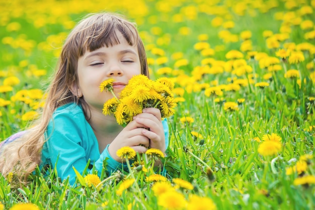menina-crianca-flores-na-primavera-joga_