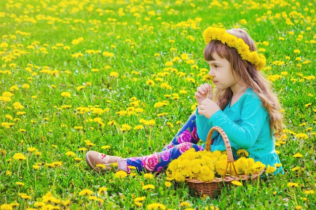 menina-crianca-flores-na-primavera-joga_