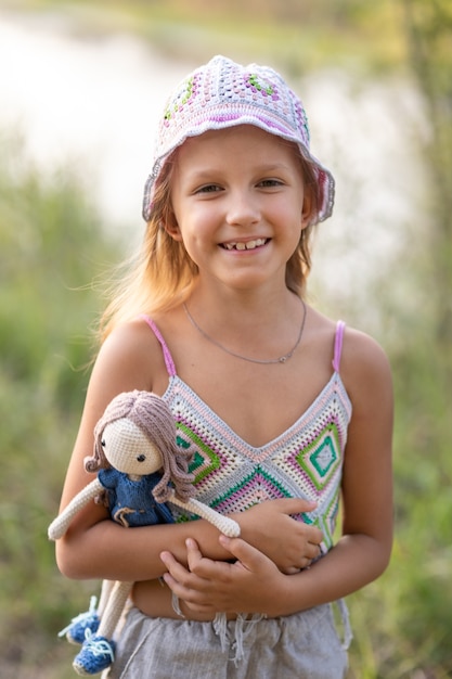 Menina De Sete Anos Em Um Passeio Na Natureza Foto Premium