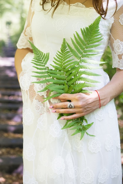 vestido branco com folhas verdes