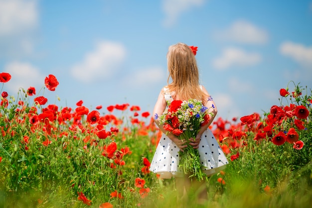 menina-fica-de-costas-em-um-campo-de-flo