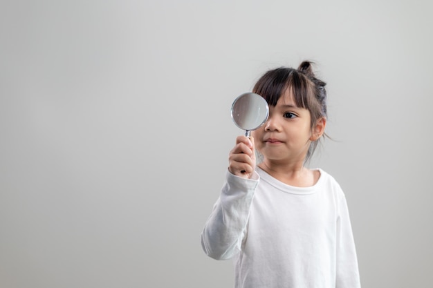 Menina Olhando Através De Uma Lupa Foto Premium 4783