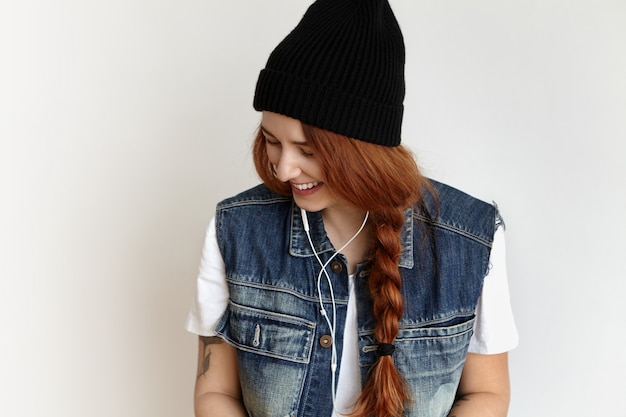 Menina Ruiva Alegre E Hipster Vestindo Roupas Da Moda Se Divertindo Dentro De Casa Foto Gratis