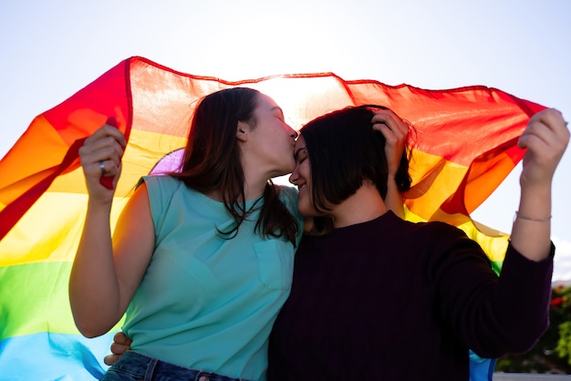 Meninas Lésbicas Se Divertindo Pintando A Si Mesmas E Com A Bandeira Lgtb No Conceito Lgtb Do 0618