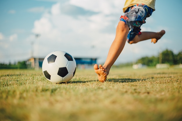 Menino Chutando Uma Bola O P Descal O Enquanto Jogava Futebol