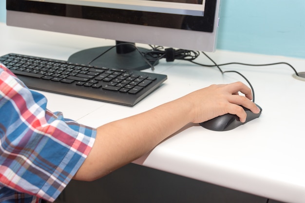 Menino, tocando, com, um, computador Foto Premium