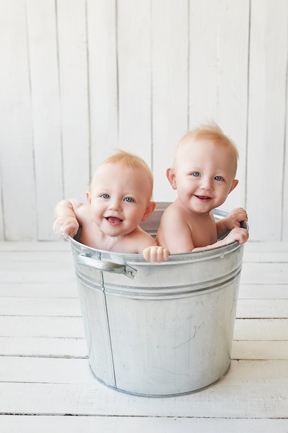 Meninos Gemeos Tomando Banho Em Um Balde Foto Premium