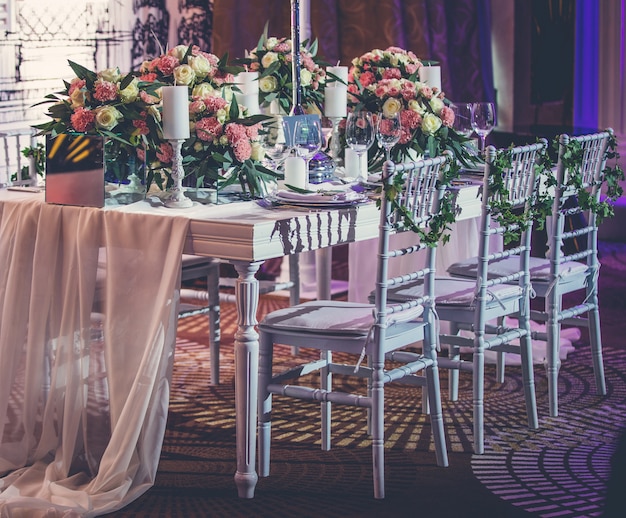 Mesa de evento de noivado com toalha de mesa de tule e flores Foto gratuita
