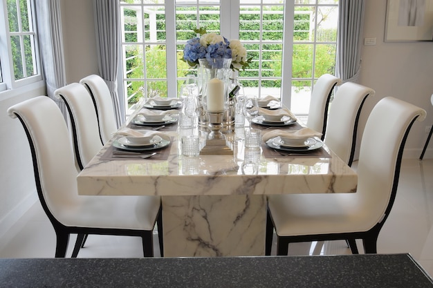 Mesa de jantar e cadeiras confortáveis em estilo vintage com ajuste de tabela elegante Foto Premium