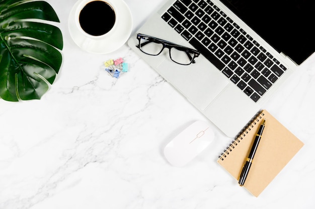 Mesa de mármore branco com caderno em branco e outros materiais de escritório Foto Premium